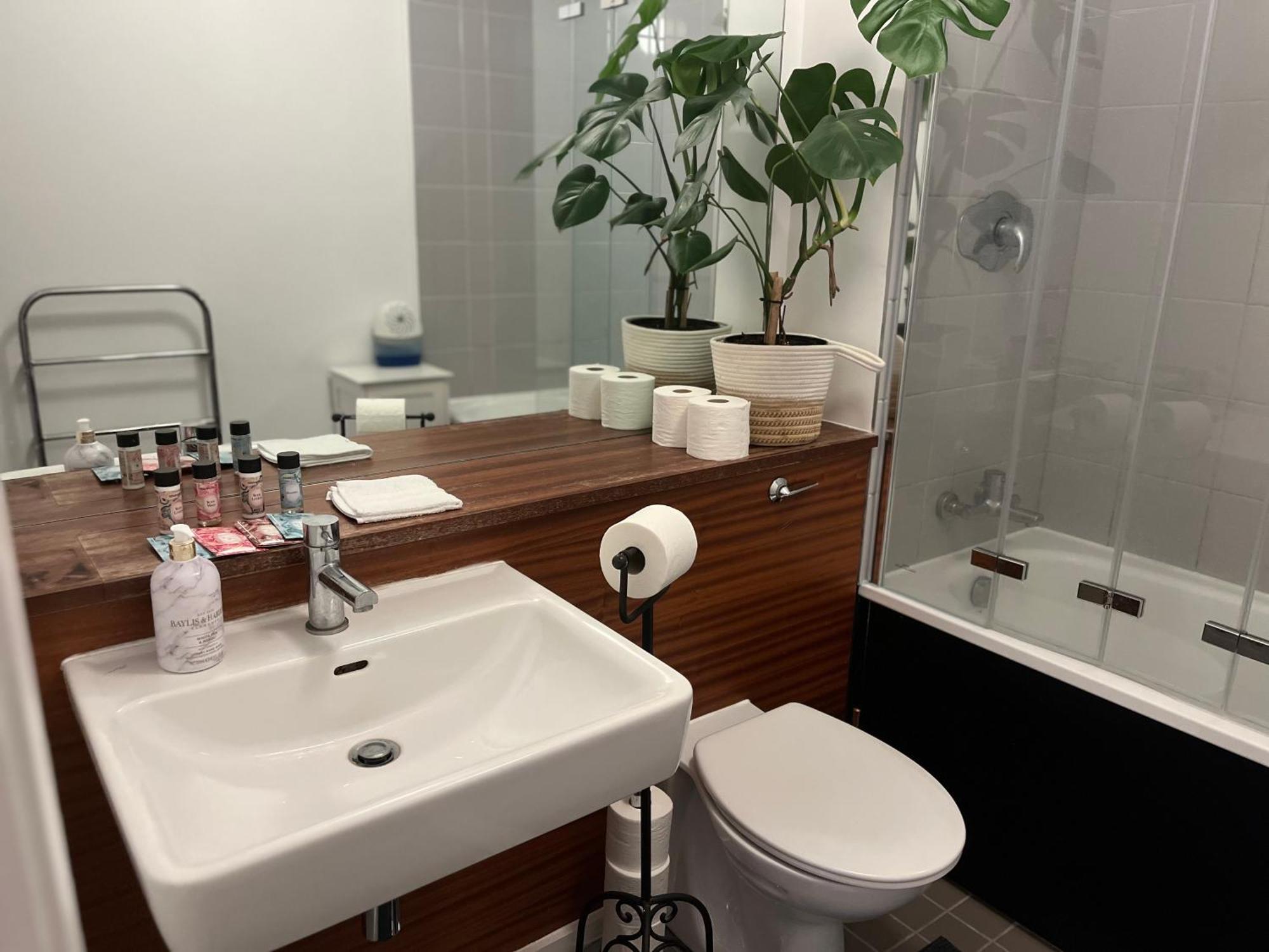 The Room King Size Bed And Private Bathroom Dublin Exterior photo